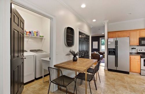 Thunderbolt House | Shangri-La @ Thunderbolt: 5 Bedrooms On Vernon St!