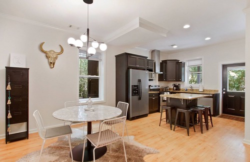 Thunderbolt House | Shangri-La @ Thunderbolt: 5 Bedrooms On Vernon St!