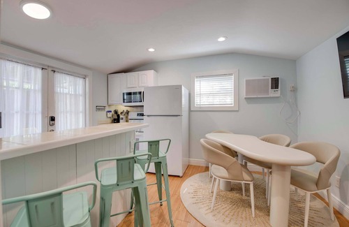 Bahama Village House | Shared Pool & Parking - The Cottage at James House