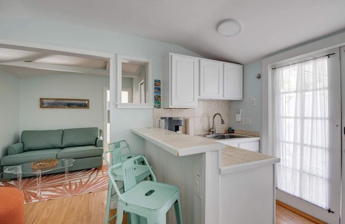 Bahama Village House | Shared Pool & Parking - The Cottage at James House