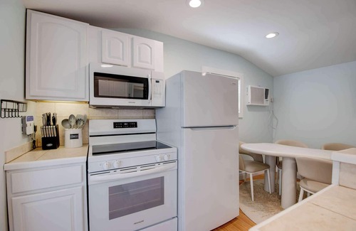 Bahama Village House | Shared Pool & Parking - The Cottage at James House
