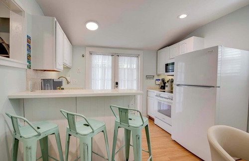 Bahama Village House | Shared Pool & Parking - The Cottage at James House