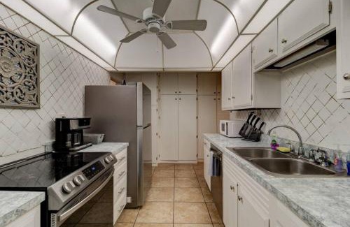 Holly Hill House | Shark Shack large house minutes to the beach