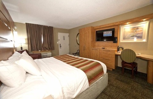 Tybee Island Hotel | Sharply Appointed Room w/Free WiFi & Shared Walkway Balcony