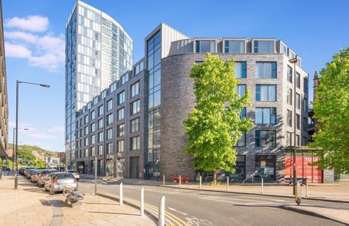 Sheffield City Centre Apartment | Sheffield 2BR w/Private Parking
