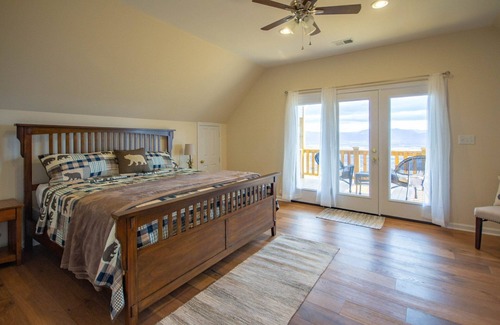Luray Cabin | Shenandoah Manor - Pet friendly lodge with a hot tub and amazing views!
