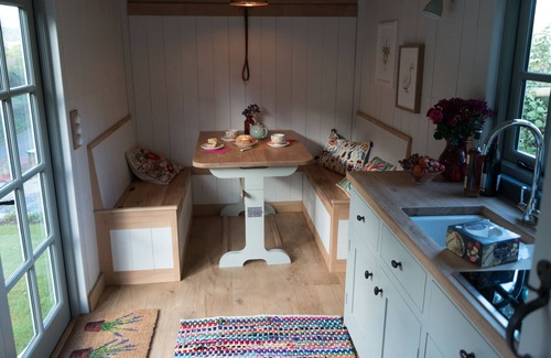 Dundon Cabin | Shepherd's Hut heaven - a cosy retreat with kitchen and bathroom!