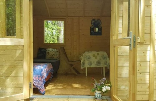 Sougeres-en-Puisaye Cottage | Shepherds hut in a green setting near Guèdelon