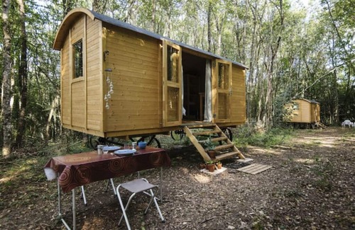 Sougeres-en-Puisaye Cottage | Shepherds hut in a green setting near Guèdelon