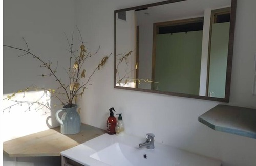 Sougeres-en-Puisaye Cottage | Shepherds hut in a green setting near Guèdelon