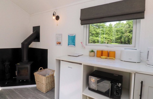 Knott End-on-Sea Cottage | SHEPHERDS HUT 2, romantic, country holiday cottage in Garstang