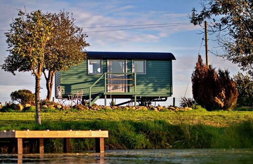Rhyd-y-clafdy Ski Chalet | Shepherd’s Hut on Llŷn Peninsula by Private Lake