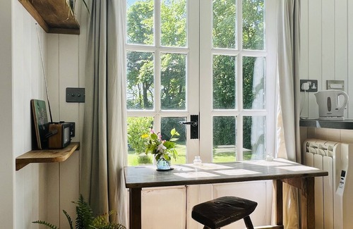 Sageston Cabin | Shepherd’s Hut, stylish, romantic, great location. Pembrokeshire National Park.