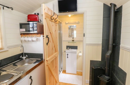 Milford Haven Cottage | SHEPHERDS HUT - THE CROOK, pet friendly, with open fire in Neyland