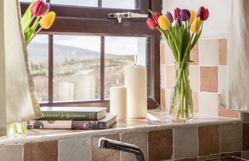 Omagh Cottage | SHEPHERDS' RETREAT, pet friendly, with open fire in Gortin