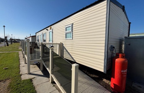 Chapel Saint Leonards Apartment | Sherwood 307 - Golden Palm, ramped veranda, central heating, bed linen, WiFi - Meadow Lakes Caravan & Lodge Hire