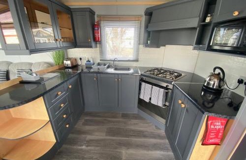 Chapel Saint Leonards House | Sherwood 472 - central heating, Pet friendly, WiFi, bed linen - Golden Palm Resort - Meadow Lakes Caravan & Lodge Hire