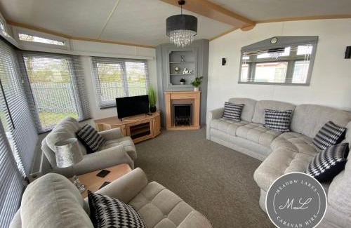 Chapel Saint Leonards House | Sherwood 472 - central heating, Pet friendly, WiFi, bed linen - Golden Palm Resort - Meadow Lakes Caravan & Lodge Hire
