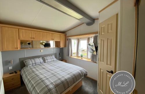 Chapel Saint Leonards House | Sherwood 472 - central heating, Pet friendly, WiFi, bed linen - Golden Palm Resort - Meadow Lakes Caravan & Lodge Hire