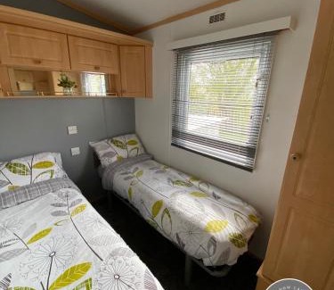 Chapel Saint Leonards House | Sherwood 472 - central heating, Pet friendly, WiFi, bed linen - Golden Palm Resort - Meadow Lakes Caravan & Lodge Hire