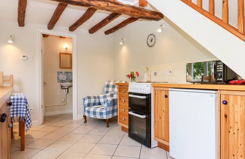 Hemyock Cottage | SHILLINGS COTTAGE, pet friendly, with pool in Hemyock