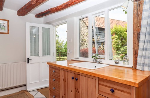 Hemyock Cottage | SHILLINGS COTTAGE, pet friendly, with pool in Hemyock