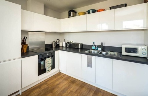 Notting Dale Apartment | Shiny and Comfy stay with Underground links nearby!