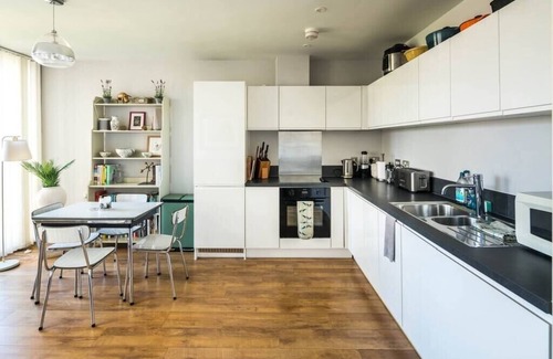 Notting Dale Apartment | Shiny and Comfy stay with Underground links nearby!