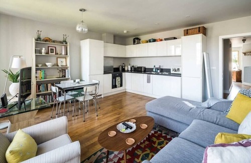 Notting Dale Apartment | Shiny and Comfy stay with Underground links nearby!