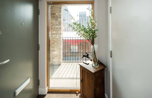 Notting Dale Apartment | Shiny and Comfy stay with Underground links nearby!