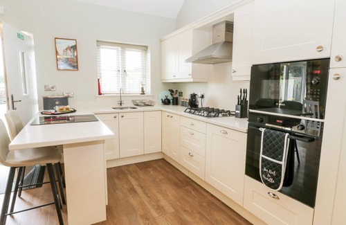 Ruswarp Cottage | SHIPSWHEEL COTTAGE AT BROADINGS FARM, pet friendly in Whitby