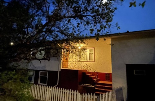 Bridgeland House | Shiraz Suite – Bold, Stylish Stay Near Downtown Calgary