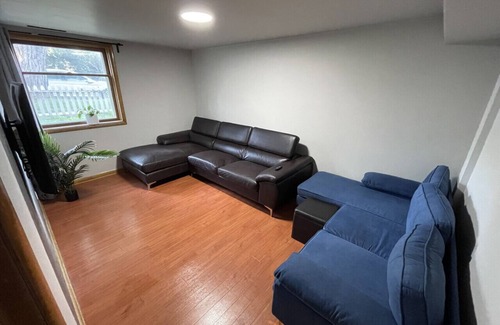 Bridgeland House | Shiraz Suite – Bold, Stylish Stay Near Downtown Calgary