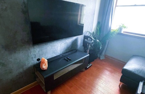 Bridgeland House | Shiraz Suite – Bold, Stylish Stay Near Downtown Calgary