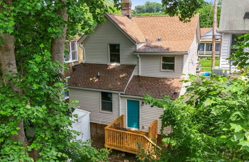Frankfort House | Shire-Southern-Comfort quiet 3-bedroom house w/WiFi and AC in heart of downtown