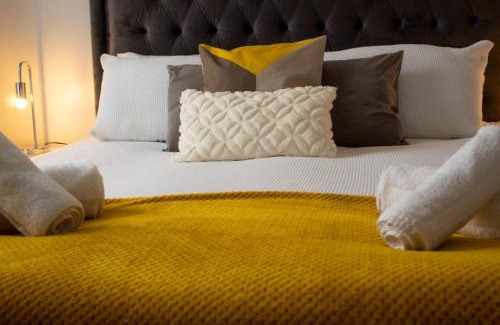 Acocks Green House | SHM Stays HS2 workers Great for long term stays & Short Stays, 15 min drive to City Centre & Airport 2 min walk to Shops and Train Station