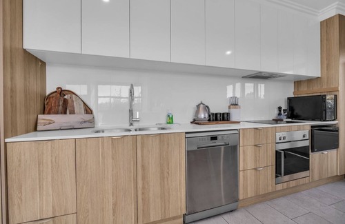 Eden Apartment | Shore Break 5: Unlimited wifi and right at the beach