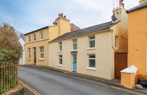 Laxey Cottage | Shore Cottage - a holiday cottage that sleeps 6 guests in 3 bedrooms