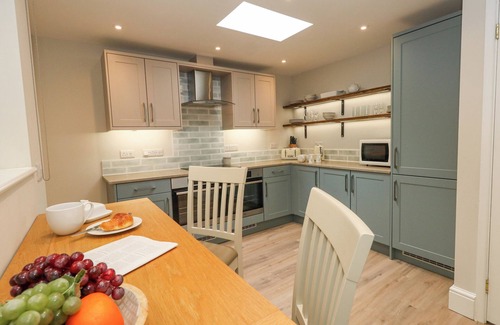 Weymouth House | SHORE VIEW, pet friendly, country holiday cottage in Weymouth