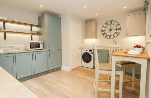 Weymouth House | SHORE VIEW, pet friendly, country holiday cottage in Weymouth