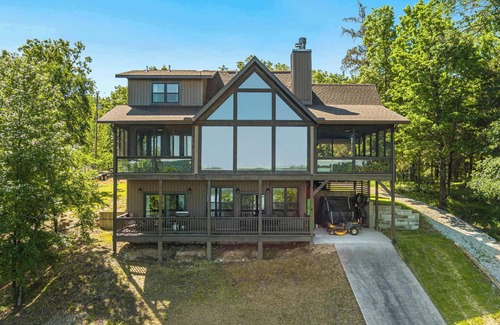 Rogers House | Shoreline Splash-Easy Access to Beaver Lake-Kayaks