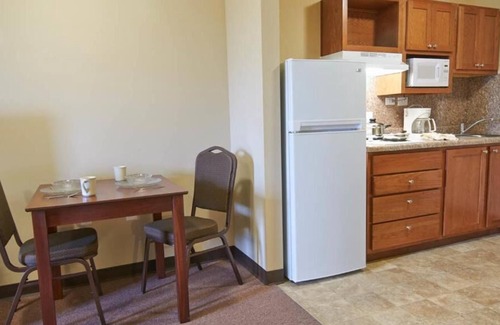 Pleasanton House | Short Drive Away from River Park! 2 Pet-friendly Suites w/ Free Parking!
