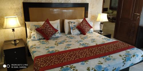 Green Park Apartment | Short Stay Luxury separate 3BHK in green park near metro with lift MINIMUM 3 NIGHTS