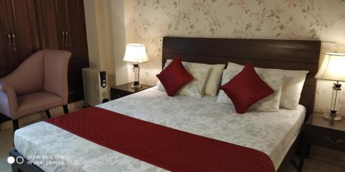 Green Park Apartment | Short Stay Luxury separate 3BHK in green park near metro with lift MINIMUM 3 NIGHTS