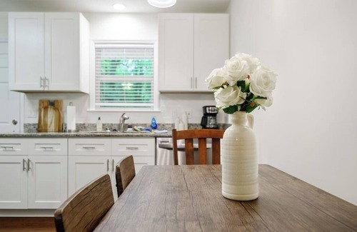 Hillsborough House | Short Walk to Downtown Historic Hillsborough UnitB