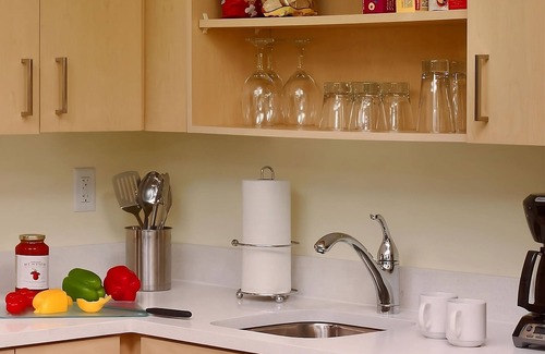 Middleburg Heights Hotel | Short Walk to Lake to Lake Western Trail Head! 4 Spacious Units W/Full Kitchen