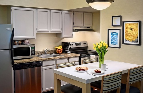 Middleburg Heights Hotel | Short Walk to Lake to Lake Western Trail Head! 4 Spacious Units W/Full Kitchen