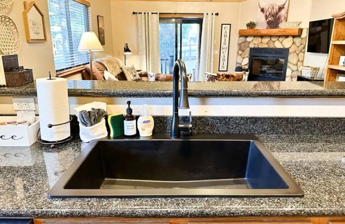 Show Low Cabin | Show Low Cottage Hideaway-Cozy Cabin w/Fireplace