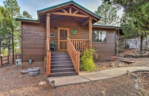 Show Low Cabin | Show Low Cottage Hideaway-Cozy Cabin w/Fireplace