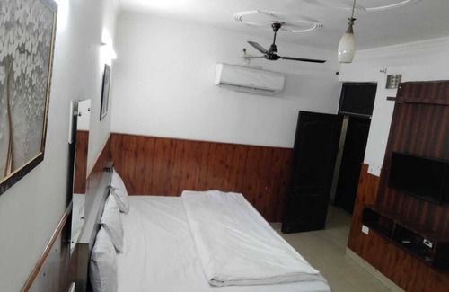 Azadpur Hotel | Shri Sai Guest House